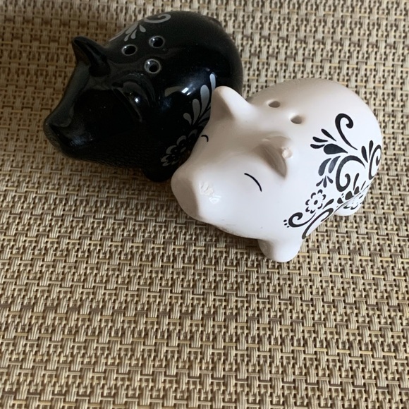 Black and White Pig Salt and Pepper Shakers - Picture 8 of 10